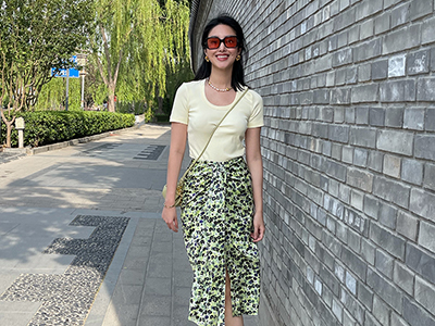 一袭印花裙，杨采钰的惬意小天地